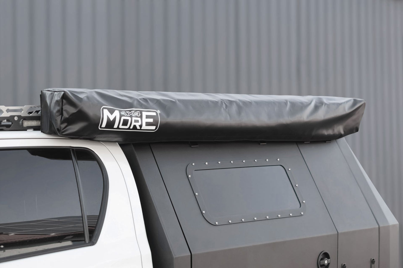 Aluminiumarme und Dachfläche der 270° Fahrzeugmarkise