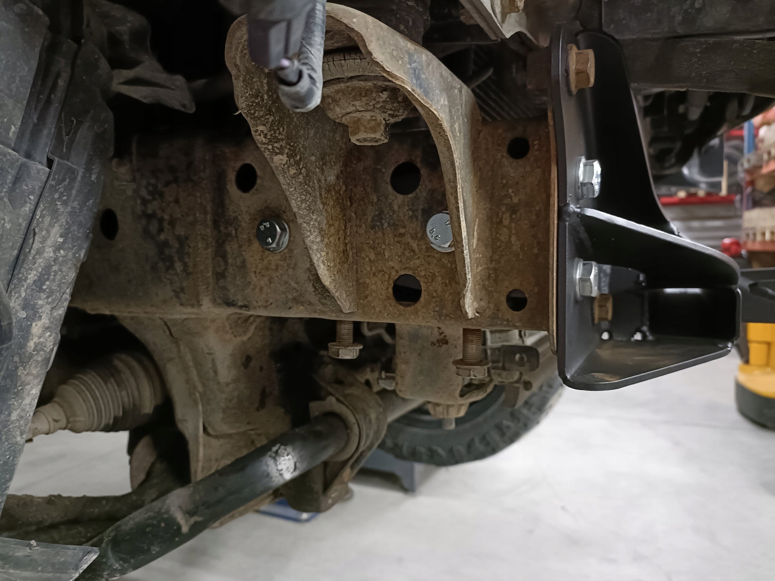 Mounting plate for winch Nissan Navara D23